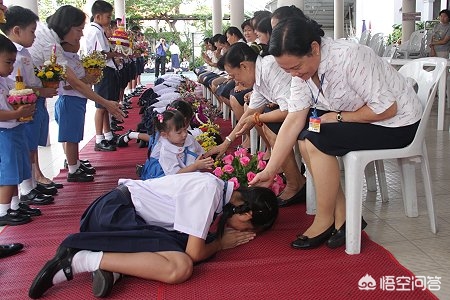 跪地上看歐洲杯直播的是誰:跪地上看歐洲杯直播的是誰啊